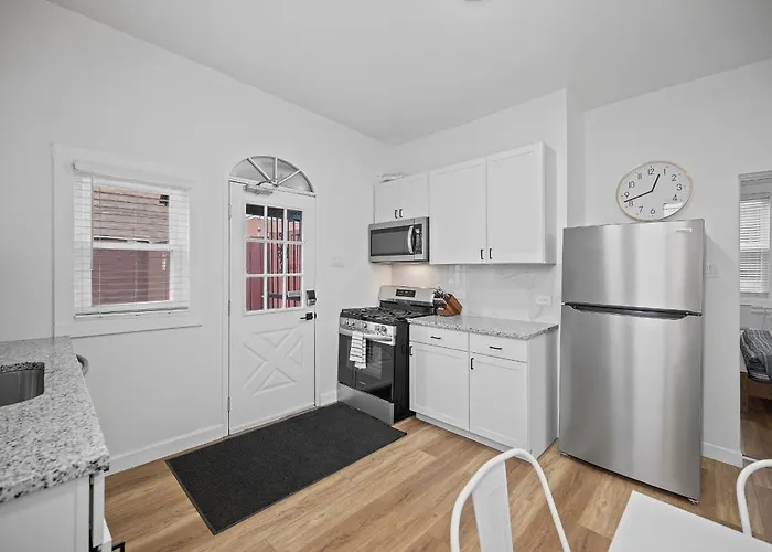 Shadyside, !a Modern And Bright Private Bedroom With Shared Bathroom