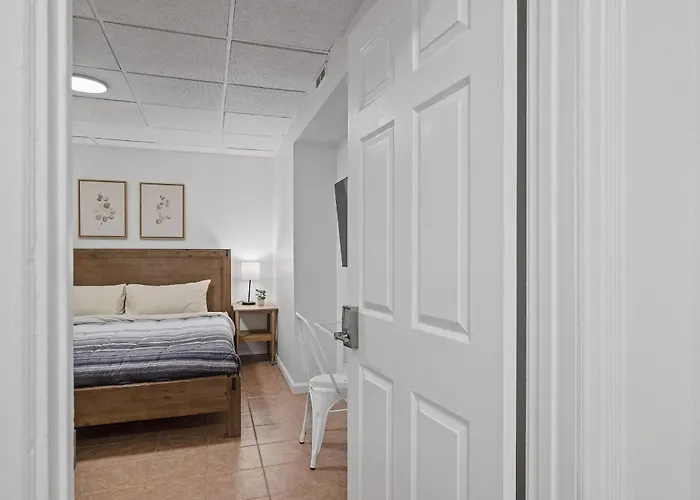 Shadyside, !a Modern And Bright Private Bedroom With Shared Bathroom